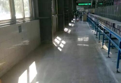 裝甲地坪地坪和環(huán)氧地坪差別有多大？十堰固化拋光裝甲地坪如何施工？