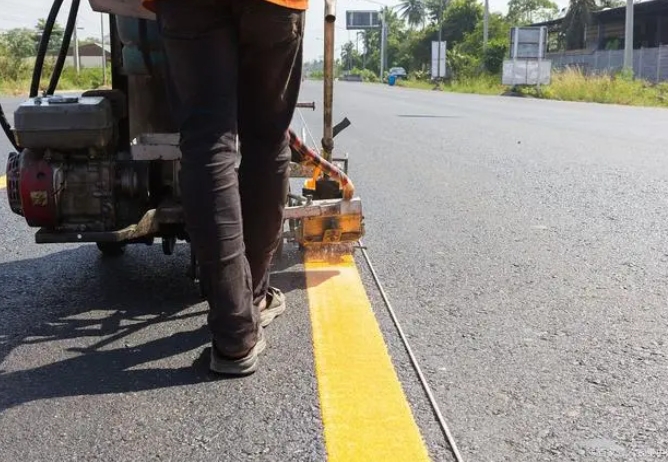 道路熱熔標線施工在春、夏兩季施工分別應注意哪些事項？
