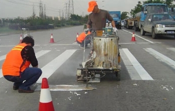 道路中間三種顏色標線：白色、黃色和藍色 各有什么左右